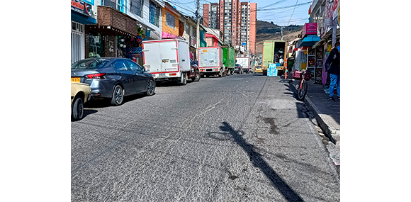 La situación se agrava con la congestión vehicular, donde automotores mal estacionados obstruyen el flujo de tráfico, afectando tanto a comerciantes como a residentes.