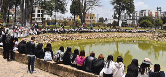 Alrededor de 150 personas de diferentes edades, se reunieron en el Pozo de Hunzahúa en Tunja, por el Día Mundial del Agua.