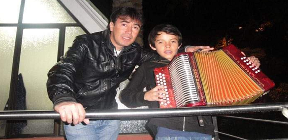 Foto: Ronald Torres / Ronald y su padre forjando el inicio de un futuro rey vallenato.