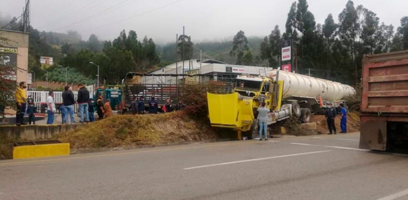 Dos tractomulas se vieron involucradas en el accidente que dejó incomunicada la vía Duitama-Paipa. Tomado de Noticias Duitama. 13 de agosto de 2021