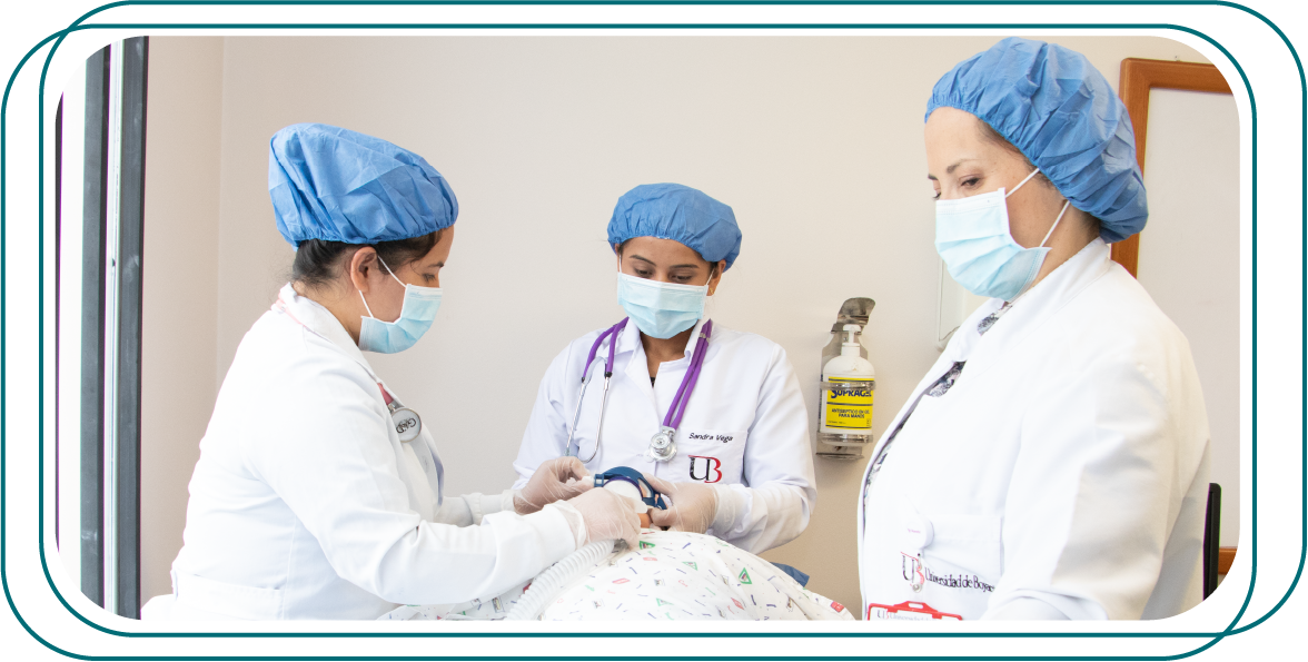 La imagen muestra a tres personas vistiendo batas médicas y gorros quirúrgicos. Parecen estar en un entorno clínico, posiblemente en la consulta de un médico. Dos de las personas están de pie mientras que una está sentada, y parecen estar realizando un procedimiento médico. La persona sentada sostiene un instrumento médico.