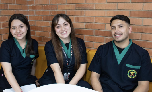 La UdeB se complace en felicitar a funcionarios y egresados médicos en su día