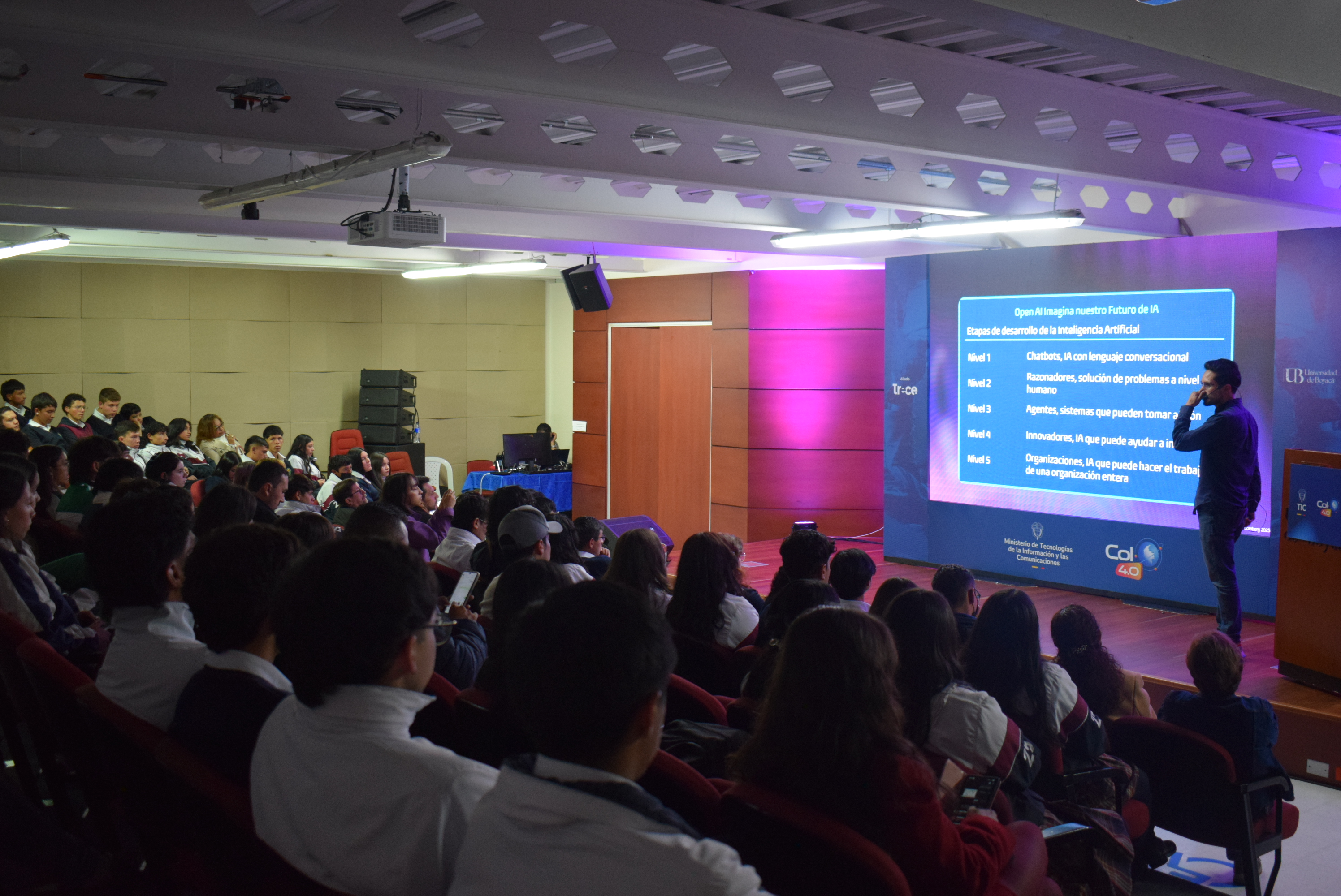 Estudiante en evento Colombia 4.0