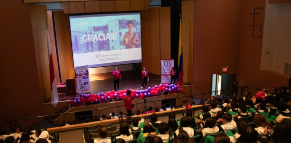 Estudiantes y docentes orientadores reciben la bienvenida al Education Fest para conocer la oferta académica y acercarse a la vida universitaria. 