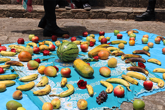 Los asistentes a Cantoalagua ofrendan frutas y manifestaciones artísticas y simbólicas por el agua.