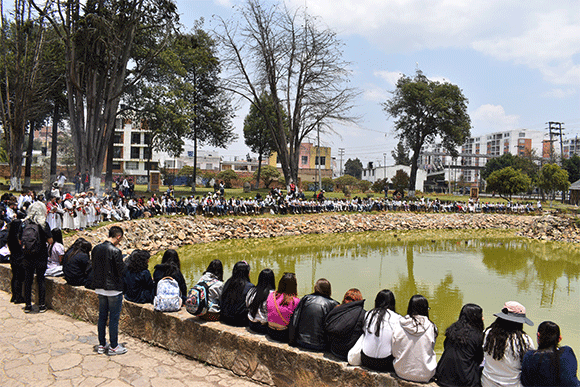 En Tunja, alrededor de 150 personas de diferentes edades le cantaron al agua.