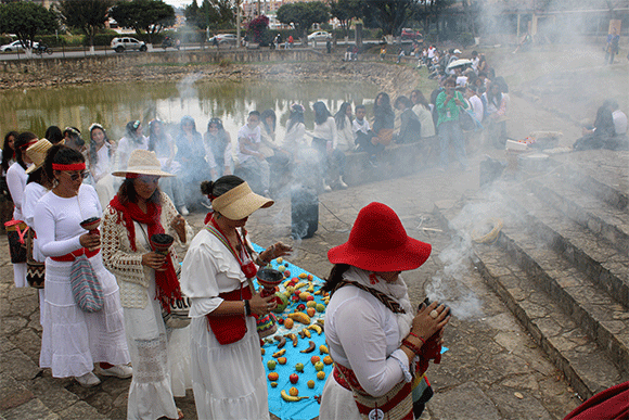 Dentro de las acciones simbólicas, la sabiduría ancestral de las abuelas indígenas, heredada a las mujeres sahumadoras, también están presentes en los encuentros de Cantoalagua alrededor del mundo.