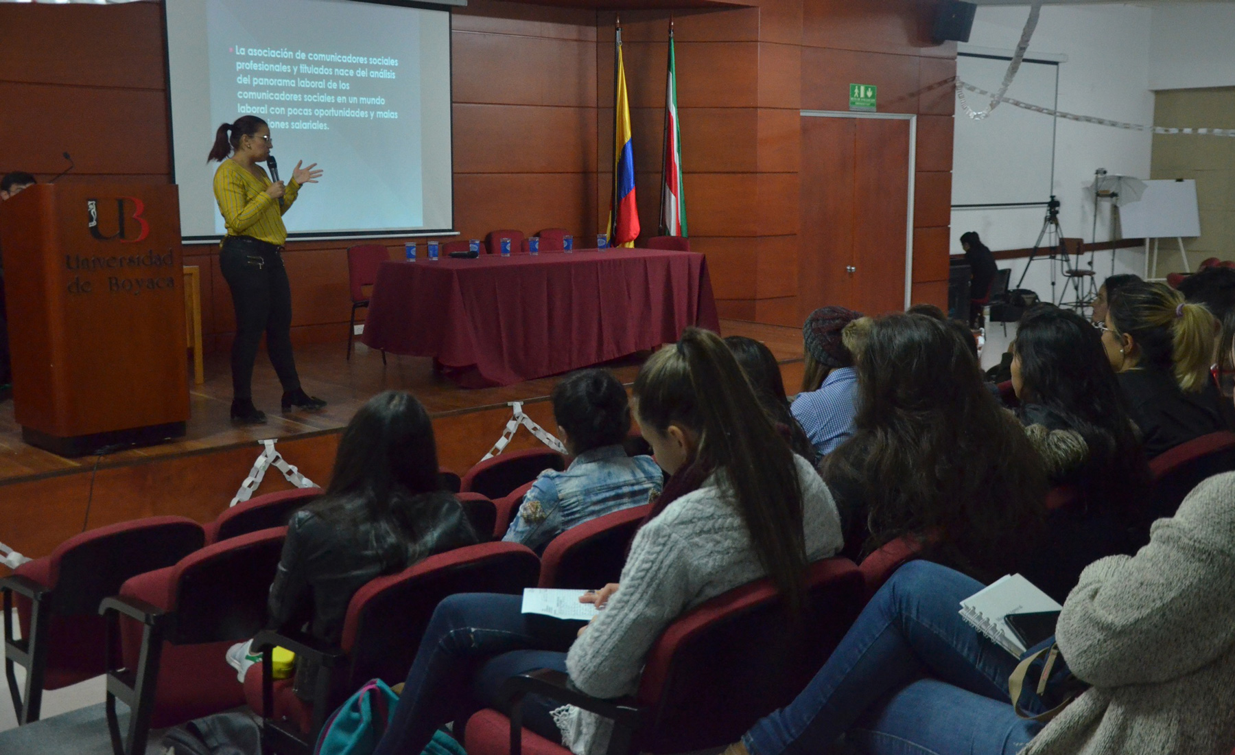 Auditorio lleno de personas