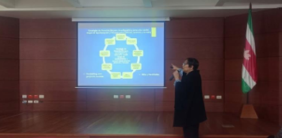 La agenda también se nutrió con temáticas como la de la conferencia «De la idea al financiamiento: estrategias para acceder a recursos internacionales en proyectos sociales», impartida por la psicóloga y magíster en Educación, Lilian Mercedes Barros.