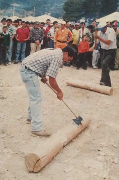 Nelson en una tala de arboles en Tibasosa.