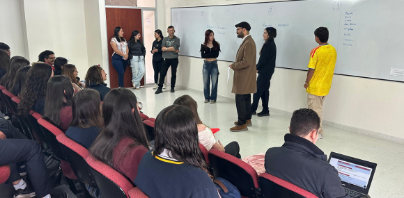 Los participantes de la categoría universitaria pusieron a prueba sus conocimientos en ortografía y lenguaje.
