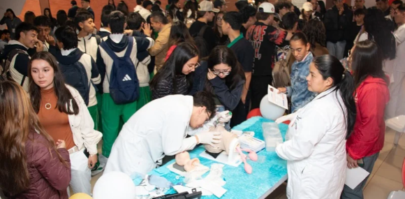 La profesora Angie Tatiana presenta “Salvando vidas”, actividad de Terapia Respiratoria que acerca a los estudiantes a la cadena de supervivencia y a la asistencia en una intubación orotraqueal.