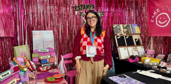 Edna Muñoz presentó en la feria los productos de María Moñitoz, una propuesta que combina diseño y trabajo artesanal.