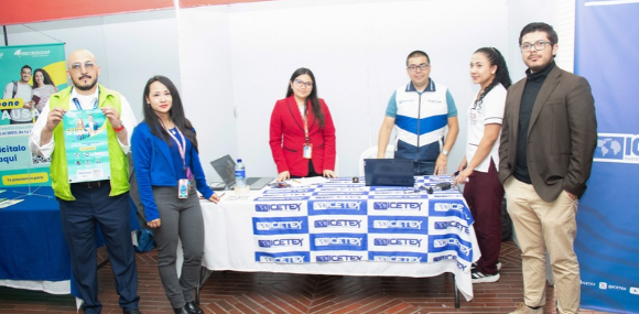 En el espacio de Créditos y Financiación, los asistentes consultan alternativas de pago, plazos, tasas de interés y requisitos para financiar su matrícula.