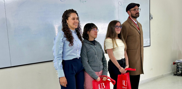 Los estudiantes destacados de la categoría universitaria fueron reconocidos al finalizar la jornada.