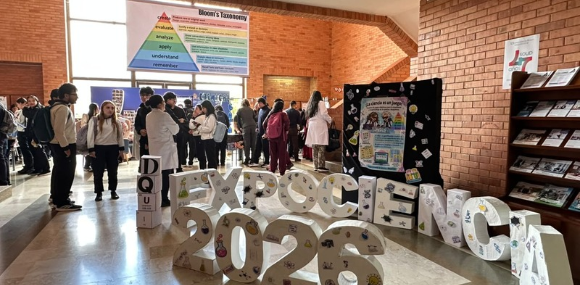 Los visitantes recorren otros espacios de exposición y actividades, entre ellas ExpoCiencia.