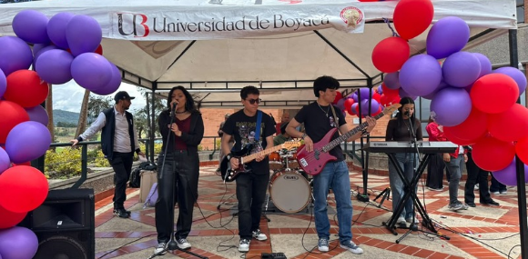 Una presentación musical de los estudiantes pone el cierre artístico a la jornada del Education Fest 2026.