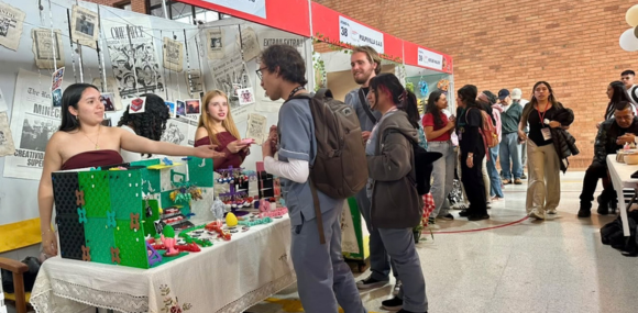 Los asistentes recorrieron los stands y conocieron las propuestas de los diferentes emprendimientos.