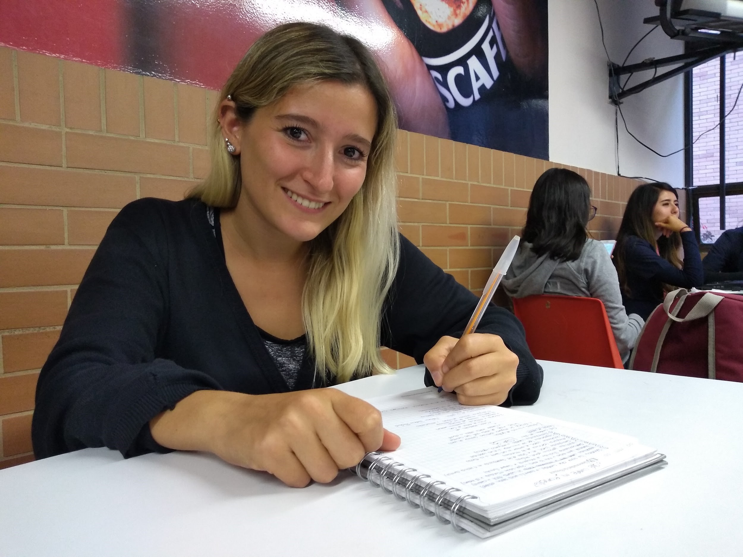 Estudiante sentada en una silla