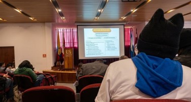 Estudiantes, semilleristas e investigadores durante la conferencia sobre diferenciación profesional e innovación impartida en el Paraninfo EM1 de la Universidad de Boyacá