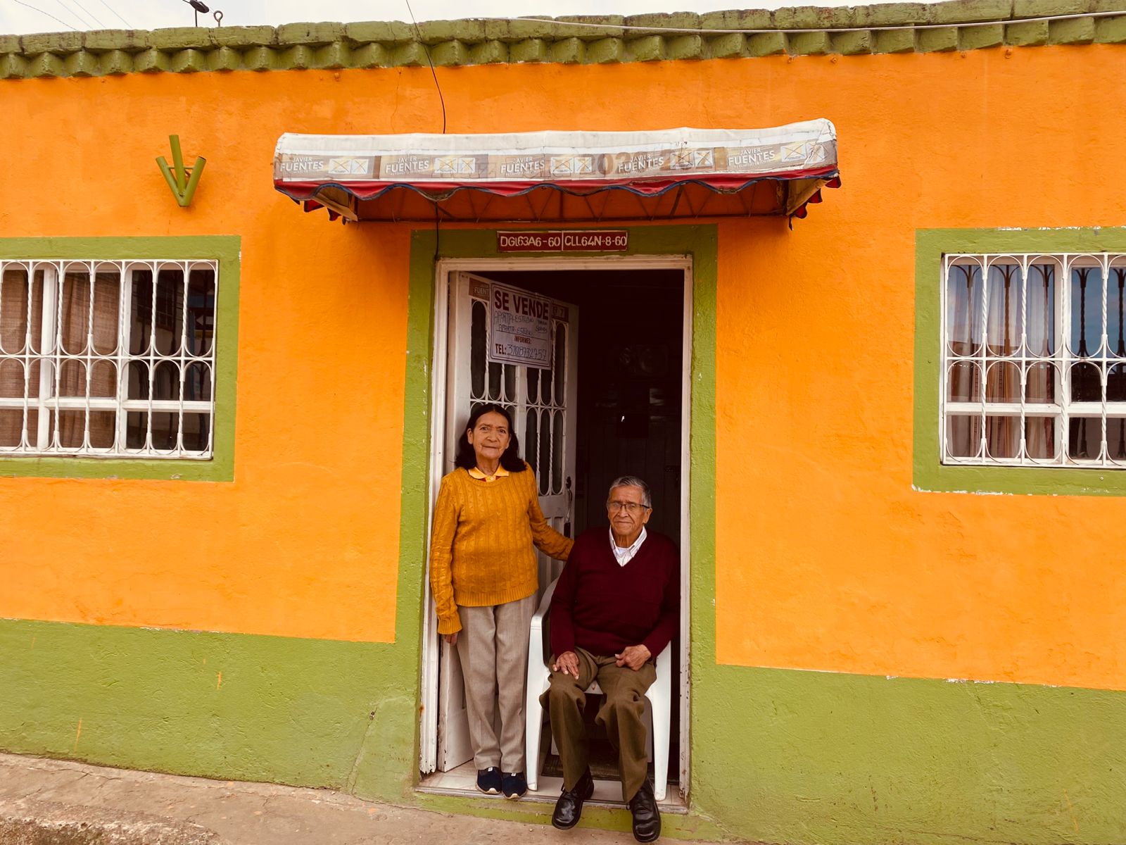 Jaime Niño, habitante del barrio Asís, junto a su esposa frente a su&nbsp; vivienda.
