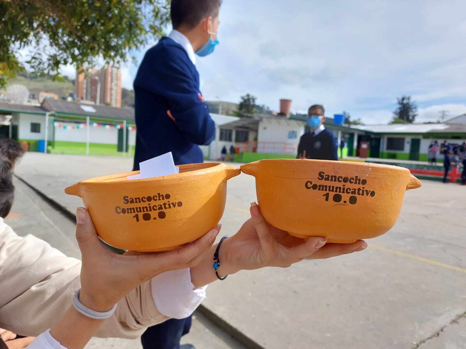 Cada estudiante elegía un papelito al contar su historia, imprimiéndole diferentes sentimientos.