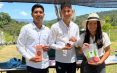  Estudiantes exponen sus productos durante una feria al aire libre.