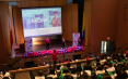 Estudiantes y docentes orientadores reciben la bienvenida al Education Fest para conocer la oferta académica y acercarse a la vida universitaria. 