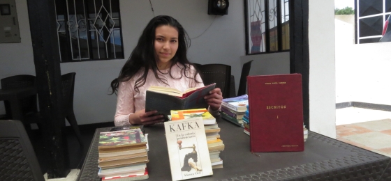 Alejandra Estévez con algunos de sus libros de la biblioteca, que está ubicada en  la tienda de sus padres. Ph:Andreina Herrera.