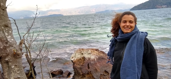 mujer joven frente a un lago