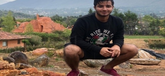 fotografía de un hombre sobre una rocas