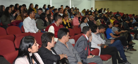 Personas en un auditorio