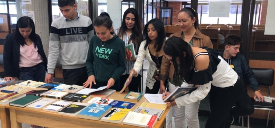 Estudiantes observando los libros
