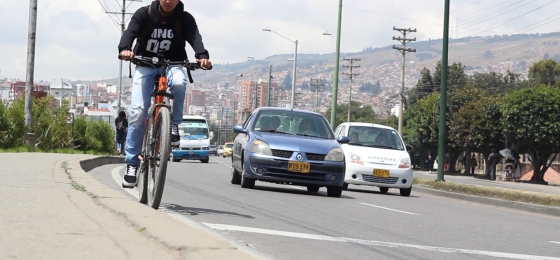 Ciclista en la vía.