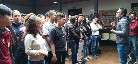 Jóvenes reunidos
