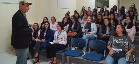 Para un preguntar infantil y una infancia de la educación