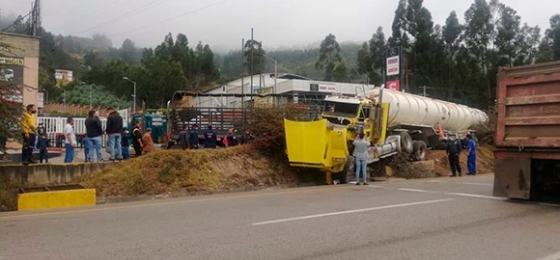 Dos tractomulas se vieron involucradas en el accidente que dejó incomunicada la vía Duitama-Paipa. Tomado de Noticias Duitama. 13 de agosto de 2021