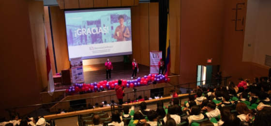 Estudiantes y docentes orientadores reciben la bienvenida al Education Fest para conocer la oferta académica y acercarse a la vida universitaria. 