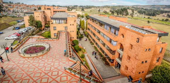 Plaza central y Edificio No. 3 - Tunja