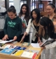 Estudiantes con libros