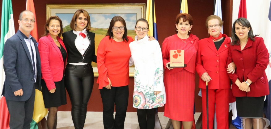 Seminario de la - Cultura del Cuidado la moda se viste de rojo.jpg