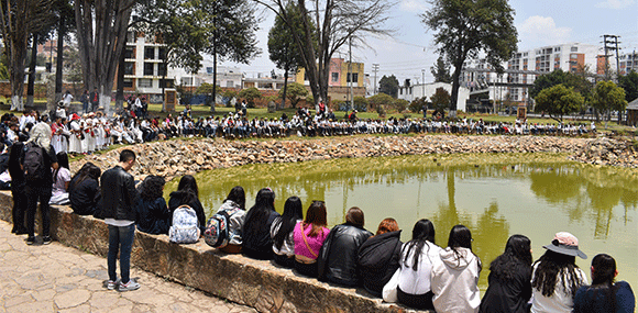 Alrededor de 150 personas de diferentes edades, se reunieron en el Pozo de Hunzahúa en Tunja, por el Día Mundial del Agua.